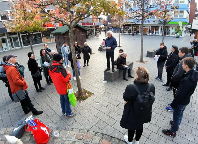Treffen zum Beginn der Aktion am Berliner Platz mit einigen Multiplikatoren zur Aufteilung der Orte mit Stolpersteinen in der Innnenstadt