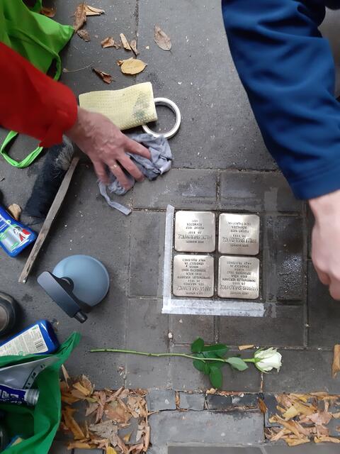 Aufräumen und Klebestreifen entfernen