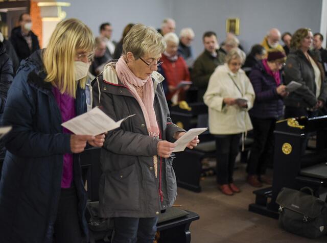 Zahlreiche Menschen wohnten der Gedenkandacht bei. | Foto: Kirchenkreis Essen/Alexandra Roth