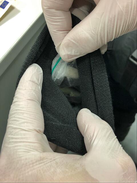 In einer Socke fanden die Beamten mehrere Röhrchen mit augencheinlich Kokain gefüllt. | Foto: Zur Verfügung gestellt von: Kreispolizei Mettmann