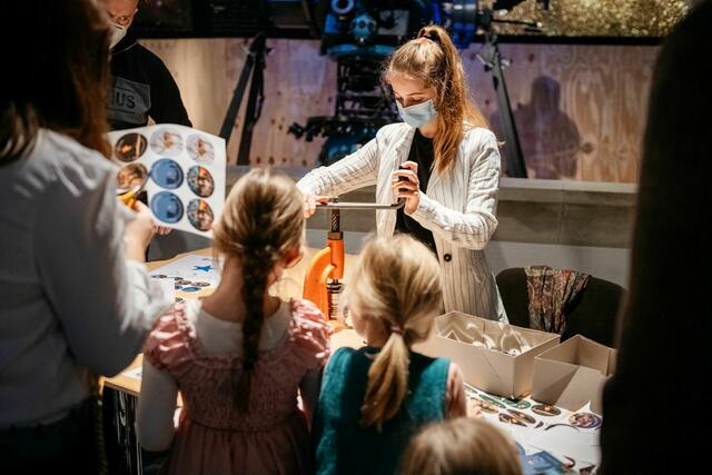Am Buttontisch können die kleinen und großen Museumsbesucher:innen sich ihr eigenes Andenken an den Familientag kreieren.