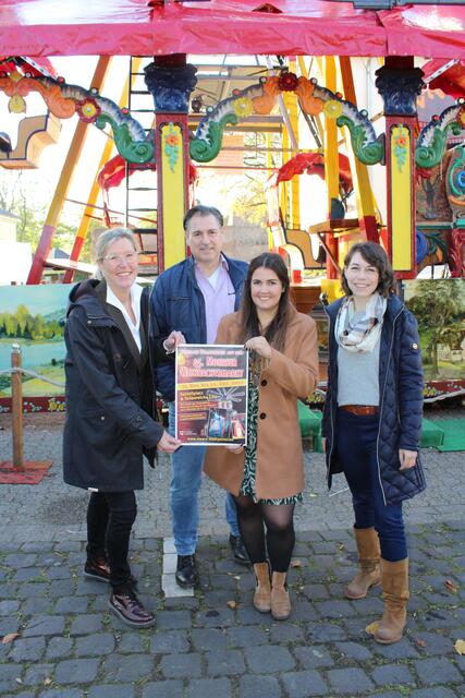 Freuen sich auf den Weihnachtsmarkt, vl. Sabine Opgen-Rhein, Michael Birr, Alicia Weidenfeld und Stephanie Paaßen von MoersMarketing. | Foto: Scholtheis