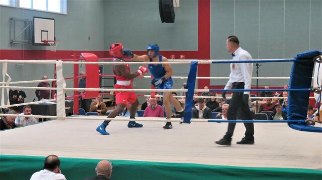 Mehraji (rechts) trifft Asiedu aus Bielefeld mit seiner starken Rechten.

