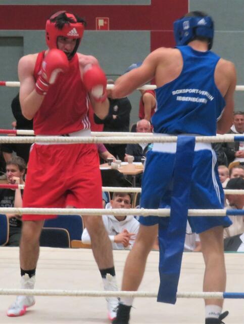Mehmet Sönmez (links) beobachtet Georg Glatzkov aus
Ibbenbühren bei seiner Aktion.