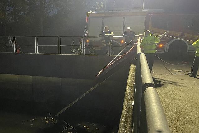 über eine Leiter wird das Boot zu Wasser gelassen | Foto: Thorsten Krajewski