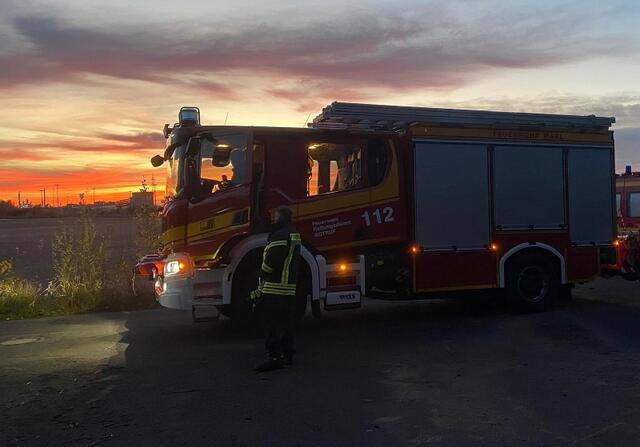Kurz vor Einbruch der Dunkelheit trifft die Feuerwehr Marl ein. | Foto: Thorsten Krajewski