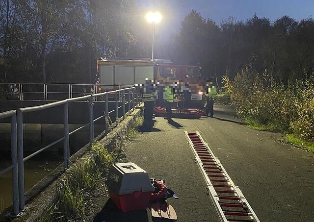 Die Einsatzstelle wird ausgeleuchtet mit einem Lichtmast auf dem HLF Einsatzfahrzeug | Foto: Thorsten Krajewski