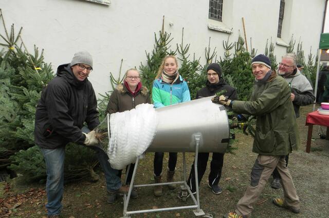 Seit 35 Jahren findet der traditionelle Weihnachtsbaumverkauf der St. Josefkirche Stübbeken statt. Foto: Archiv