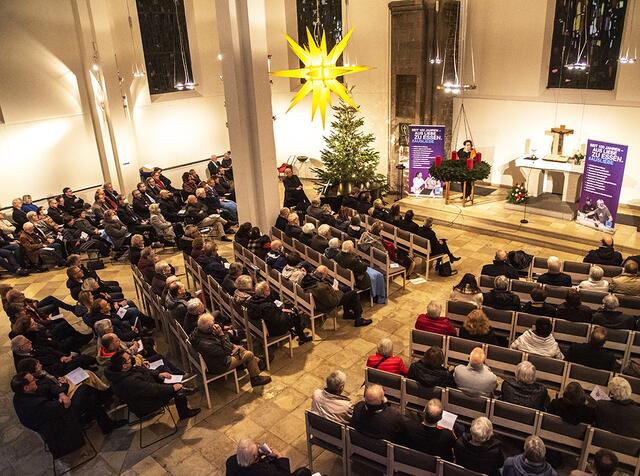 Rund 200 Repräsentantinnen und Repräsentanten aus Kirche, Politik und Gesellschaft waren in die Marktkirche gekommen. | Foto: Kirchenkreis Essen/Alexandra Roth