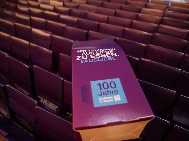 Als kleine Präsent bekamen die Gäste eine kleine Packung, die ein Leporello zum Jubiläumsjahr und einen Keks mit Herzmuster enthielt. | Foto: Kirchenkreis Essen/Stefan Koppelmann