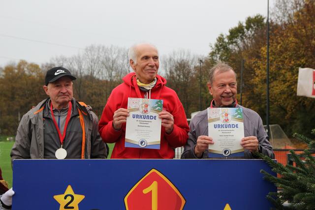Sieger über 5 km in der AK M70: 1. Reinhard Drewes, 2. Gustaaf Gijsemans, 3. Hans-Joseph Krupp | Foto: Oliver Schillinger