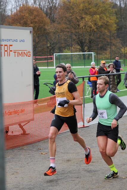 Hannes Piffko und Timo Schaffeld laufen zeitgleich über die 10 km Ziellinie! | Foto: Oliver Schillinger