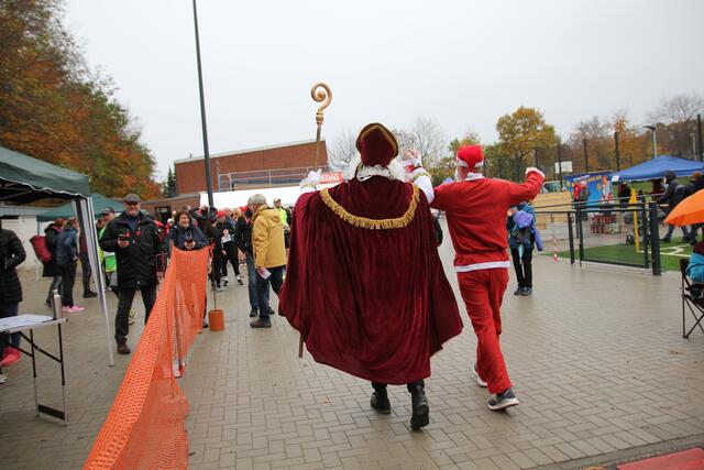 jubeln mit St. Nikolaus | Foto: Oliver Schillinger