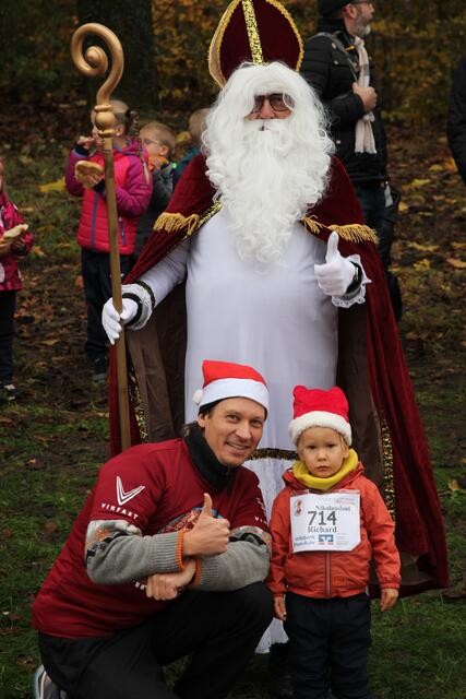 Der Nikolaus half auch den allerkleinsten Läufern über die Ziellinie | Foto: Oliver Schillinger