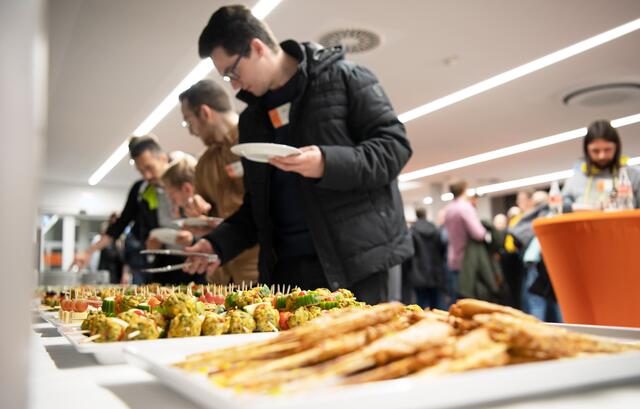 Der VDE Bezirksverein Rhein Ruhr hatte das Buffet gesponsert. | Foto: FH Dortmund / Benedikt Reichel
