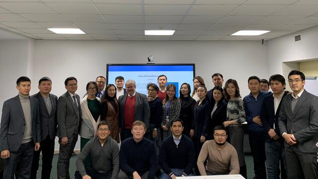Das Auditorium setzte sich aus Masterstudenten, die in den Staatsdienst wollten, und Doktoranten, die schon Erfahrungen in der Verwaltung gesammelt hatten, zusammen.