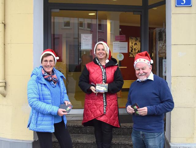 Claudia Meier, Mechthild Wittmann und Wolfgang Hüttner (v.l.) präsentieren in der Vorweihnachtszeit gleich zwei Verlosungen vom Werbering: „Wünsch Dir was“ und die Weihnachtslotterie auf dem Christkindelmarkt.   | Foto: peb