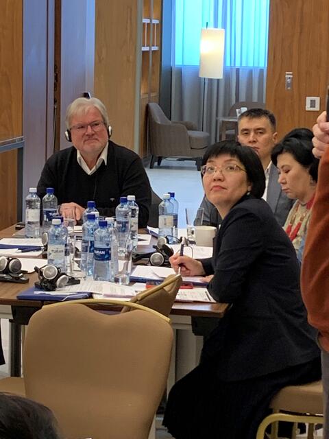 Der Blick geht hoch zum Bildschirm, wo die Erläuterungen von Friedrich-Wilhelm Rebbe (l.) in kyrillischer Schrift aufleuchten.