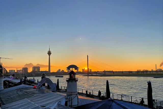 Sonnenuntergang am Rheinufer | Foto: ©Margot Klütsch