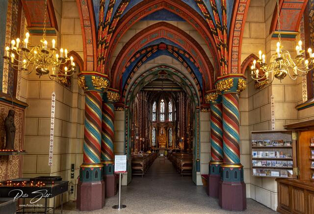 Das Bronzeportal ist der Haupteingang zum Kirchenschiff. | Foto: Peter Seibt