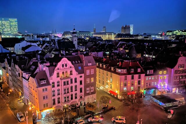 Düsseldorf von oben: Burgplatz, links hinten das Dreischeibenhaus | Foto: ©Margot Klütsch