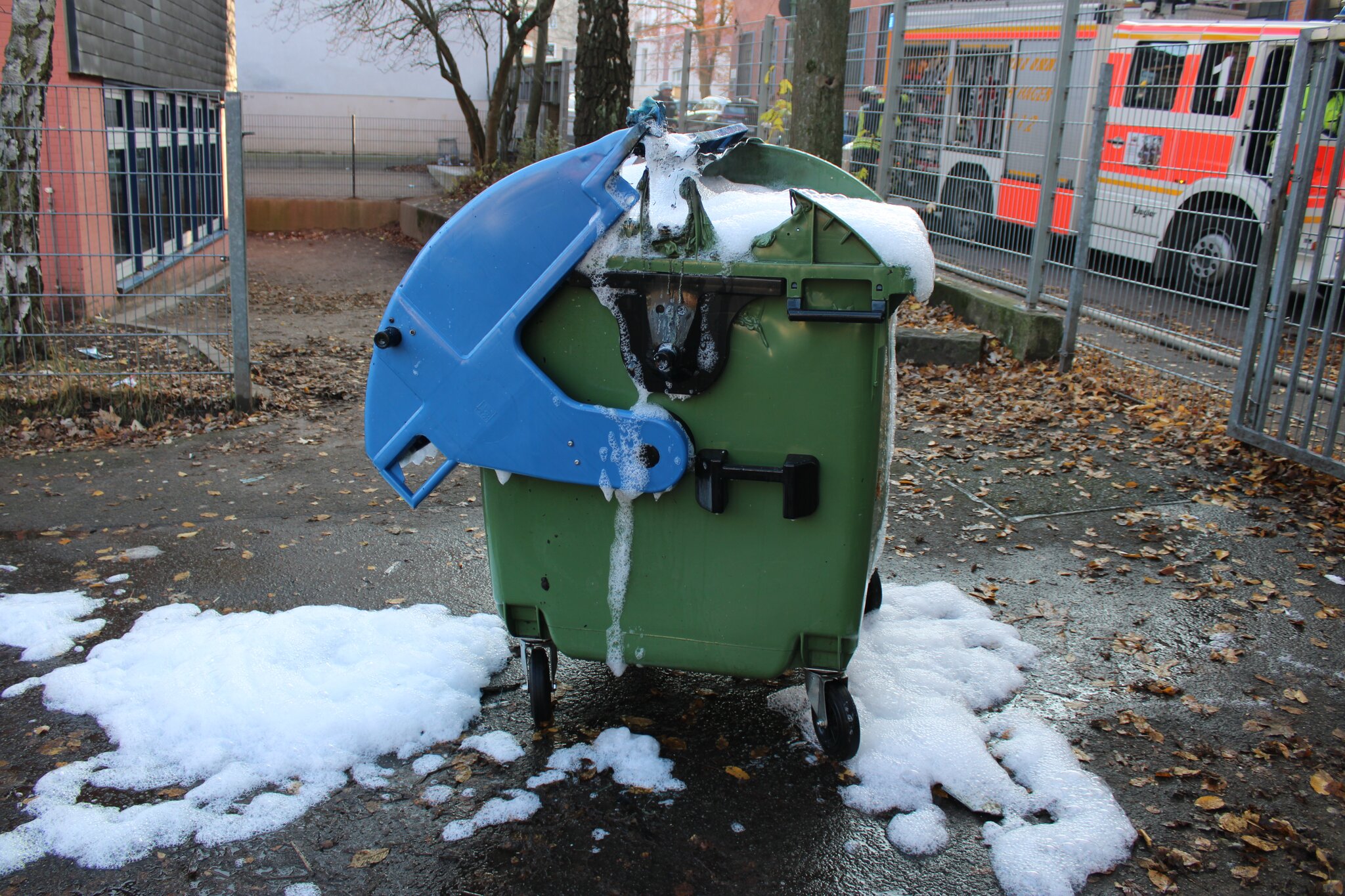 Altpapiercontainer In Der Nähe Jetzt Geöffnet Zeugen gesucht: Altpapiercontainer auf Schulhof der Realschule Haspe in