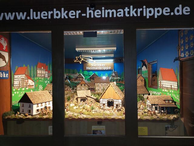 Blick durch das große Fenster auf die Landschaft der Lürbker Heimatkrippe.