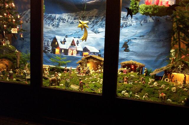 Im Jahre 2000 gab es hinter dem großen Garagenfenster eine alpenländische Krippe.