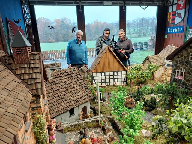 WDR Team (Lokalzeit Südwestfalen) drehte in diesem Jahr an der Lürbker Heimatkrippe. Der Bericht von 5 1/2 Minuten wurde am 2. Dez.2022 ausgestrahlt.
Zu sehen  auf der Internetseite der Lürbker Heimatkrippe:
www.luerbker-heimatkrippe.de   - dann auf "Krippe im WDR, Schauen Sie mal rein.