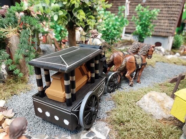 Die neuste Darstellung in der Lürbker Heimatkrippe in diesem Jahr. 
Die Trauerkutsche auf dem Weg zum Friedhof.