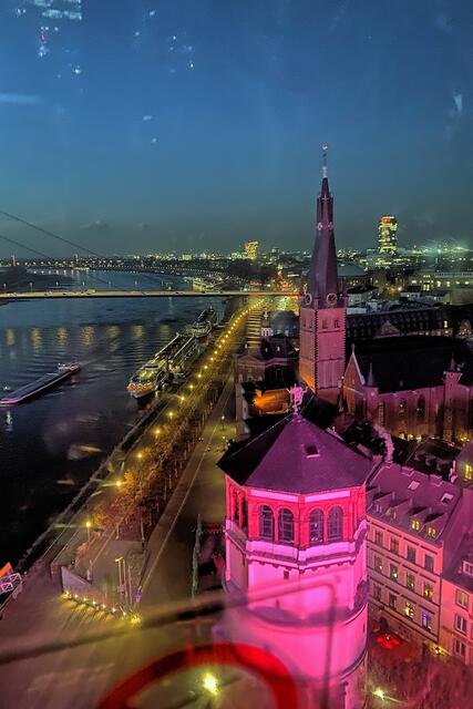 Düsseldorf von oben: Rhein, Schlossturm und St. Lambertus  | Foto: ©Margot Klütsch