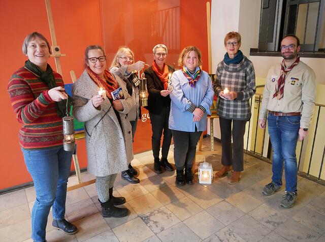 Noch bis zum 23. Dezember kann das Friedenslicht aus Bethlehem im Haus der Evangelischen Kirche abgeholt werden. | Foto: Kirchenkreis Essen/Stefan Koppelmann