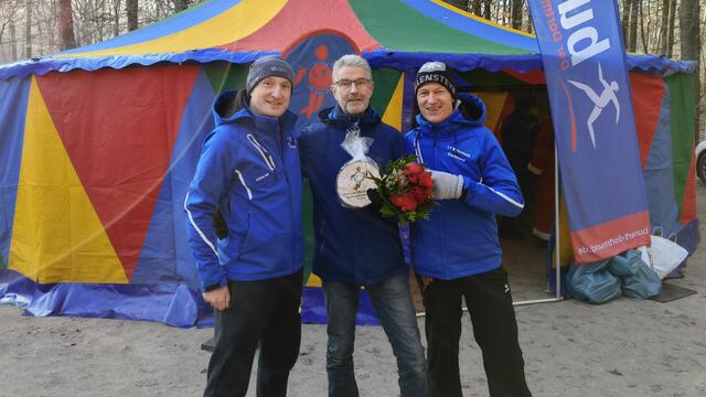 Raimund Schledde (mitte) wurde als erstes Ehrenmitglied des LT Bittermark Dortmund ausgezeichnet.