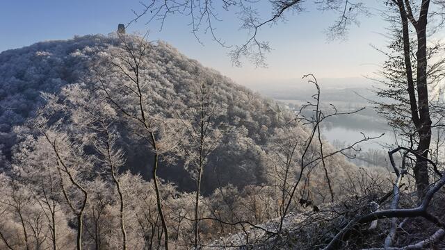Blick auf den Syberg mit dem Kaiser-Wilhelm-Denkmal.