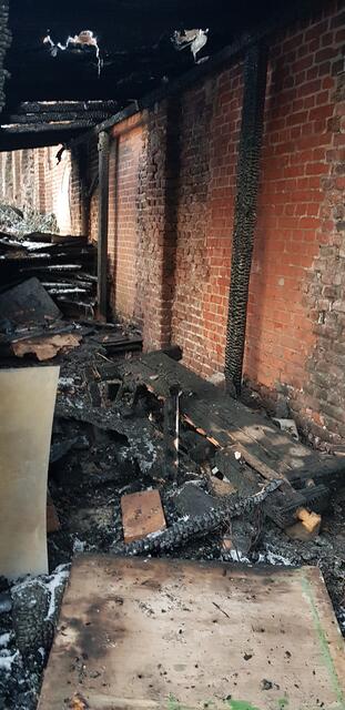 Verkohlte Reste von Karnevalswagen und Deko