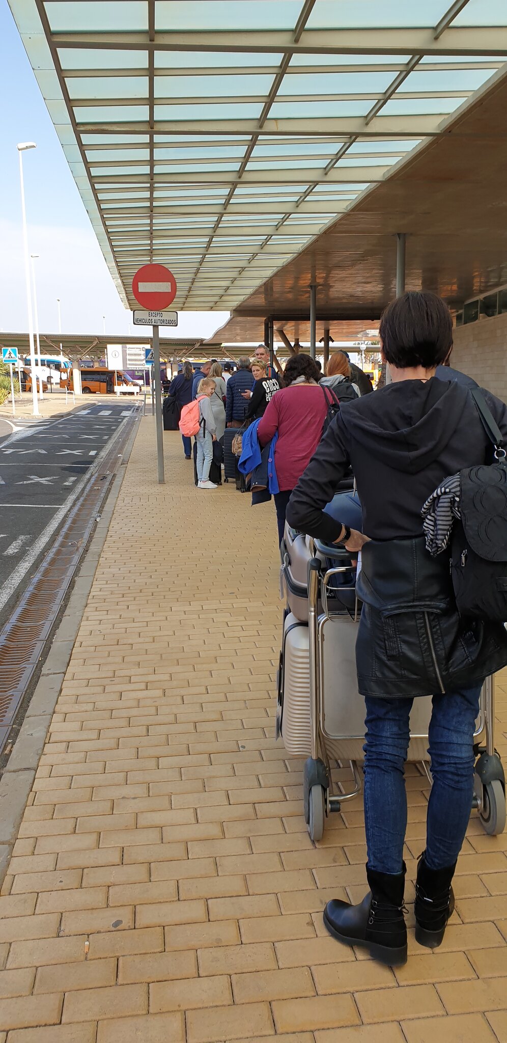 Taxi Chaos Fuerteventura Etwa Tausend Menschen Warten Auf Ein Taxi 