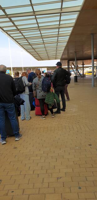 Taxi Chaos Fuerteventura Etwa Tausend Menschen Warten Auf Ein Taxi 