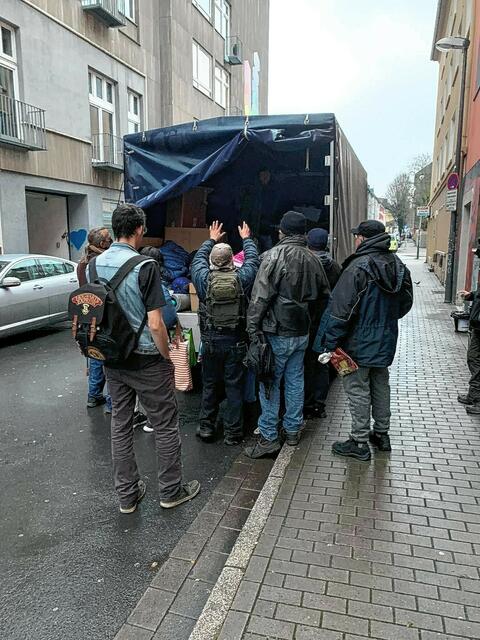 2021 verteilte Sarah die Weihnachtstüten aus einem Hänger heraus. Foto: privat