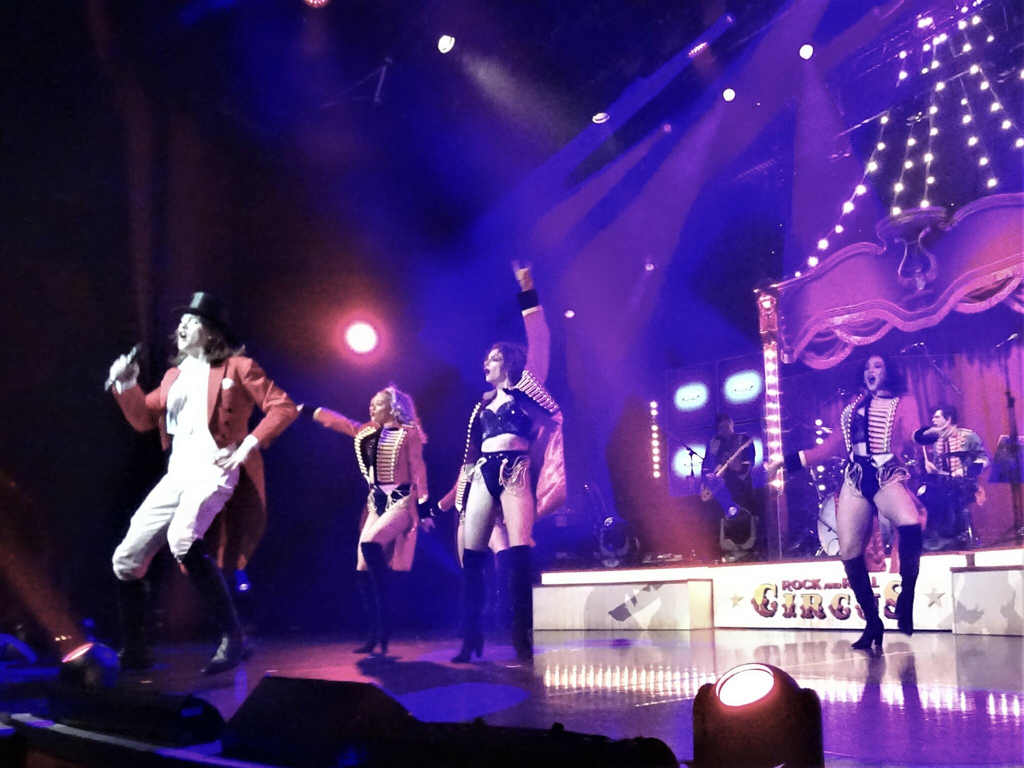 Roncalli's Variete Apollo in Düsseldorf Rock and Roll Circus