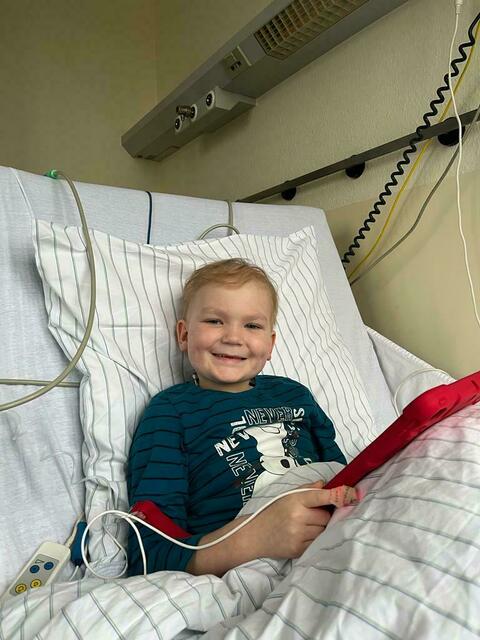 Schwer krank, aber das Lächeln hat Max aus Gladbeck nicht verloren.  | Foto: Sabrina Czupiol