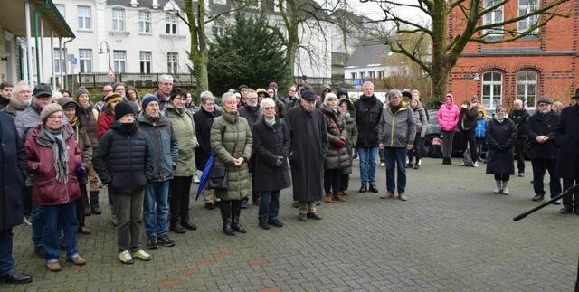 Viele Bürger gedachten der Opfer des Holocaust am Gedenkstein in der Südstraße 7. | Foto: Stadtverwaltung Schwelm/ Heike Rudolph
