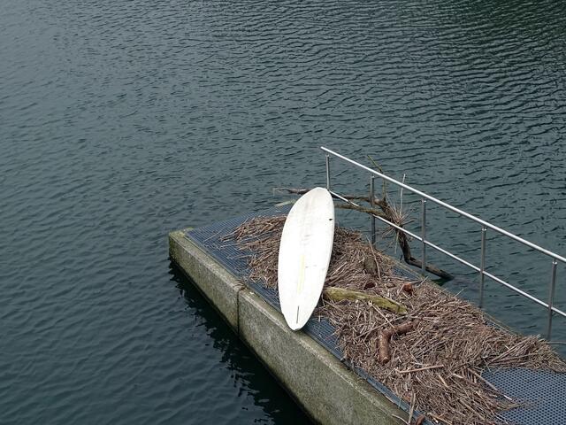Wie kommt ein Surfbrett im Winter aufs Wehr.