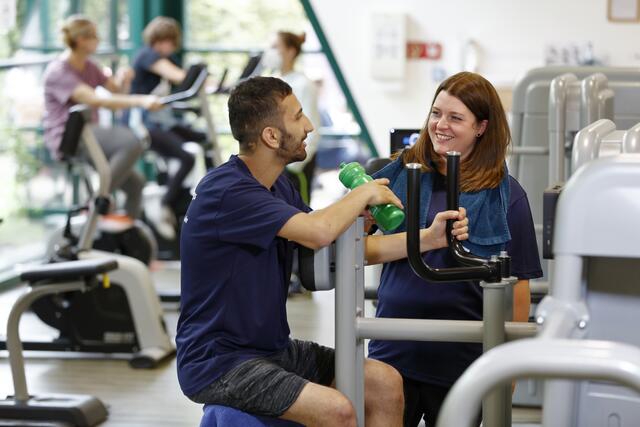 Sabrina Küpper-Fahrenberg hat im Rahmen ihrer Ausbildung unterschiedliche Arbeitsfelder im Franz Sales Haus kennengelernt: Denn zur Begleitung von Menschen mit Behinderung im Alltag gehören auch Freizeitaktivitäten, berufliche Förderung oder das Mobilitätstraining mit Bus und Bahn. | Foto: Foto: CBP - Cornelia Suhan
