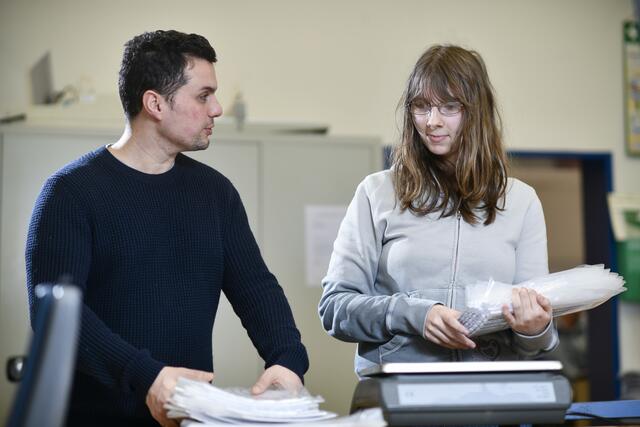 In den Franz Sales Werkstätten werden Menschen mit Behinderung auf ihrem Weg durchs Berufsleben unterstützt. Weil viele unterschiedliche Talente gefördert werden, sind die Arbeitsbereiche in verschiedenen Werkstatt-Standorten sehr unterschiedlich: Von der Bäckerei über die Schreinerei, vom Theaterensemble bis zum Bio-Bauernhof, vom Gartenbau bis zur Aktendigitalisierung... | Foto: Foto: Andreas Buck, Dortmund