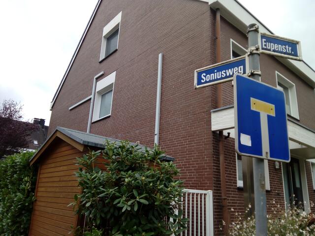 Den Soniusweg in Heisingen gibt es seit 1975 und tatsächlich mündet er auch in die Bahnhofstrasse, an der die Bushaltestelle für die Linie 141 und der Nachtbuslinie N 7 liegt. Nach den internen Benennungsrichtlinien der Ruhrbahn wäre der Tengelmannring  eigentlich gar nicht als Namengeber in Frage gekommen , weil er gar keine direkte Strassenverbindung zur Bahnhofstrasse hat.  | Foto: Walter Wandtke