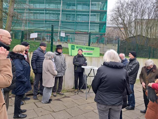 Bildmitte: Jan-Karsten Meier, grüner Ratherr aus Heisingen, einer der wesentlichen Initiatoren zum Beschluß der Haltestellenumbenennung. Hier erläutert er beim öffentlichen Informationstermin  neben der Bushaltestelle "Tengelmann Ring" die unrühmliche Lebensgeschichte des NSDAP-Ratsherrn, Wehrwirtschaftsführers und späteren IHK Präsidenten Ernst Tengelmann. | Foto: Walter Wandtke