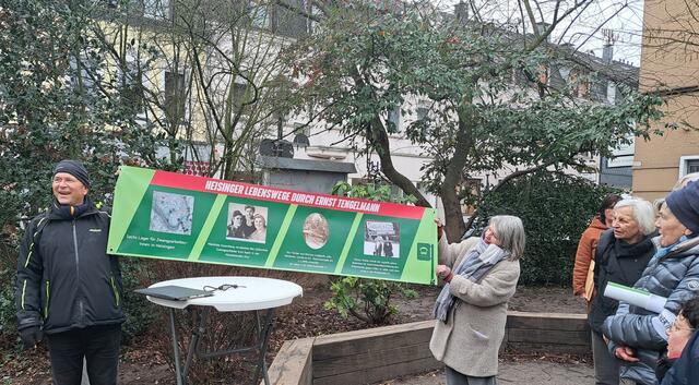 Einige Heisinger Lebenswege, die auch durch den Generaldirektor der essener Steinkohlebergwerke, den NSDAP-Ratsherrn und späteren IHK Präsidenten Ernst Tengelmann in Elend und Tod endeten, sind hier vor der Jugendhalle Heisingen auf einem Tranparent nachzulesen. | Foto: Walter wandtke
