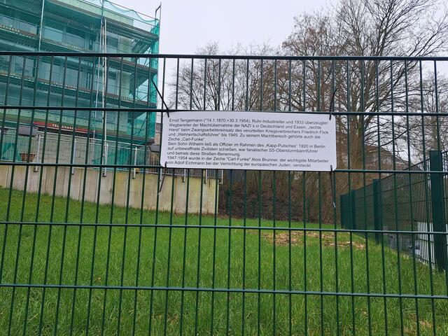 Erinnerungshinweis am Zaun oberhalb der Haltestelle Tengelmannring: Die rechtsextreme Karriere von Ernst Tengelmann zwischem Kaiserreich, Kapp-Putschisten, Weimarer Republik und dem Nachkriegsdeutschland ab 1945. | Foto: Walter Wandtke