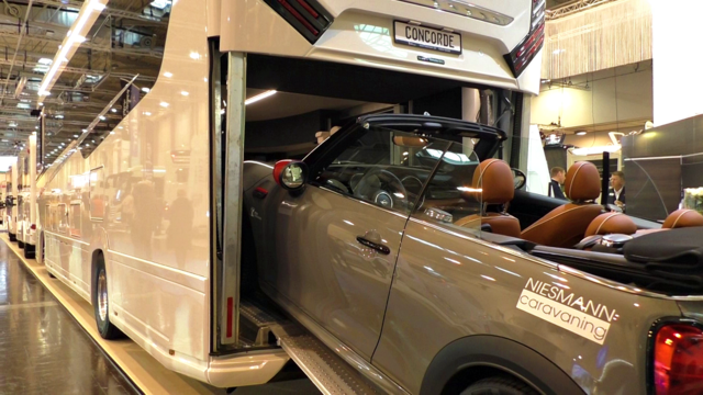 Eines der größten Reisemobile auf der Urlaubsmesse in Essen | Foto: Horst Nauen