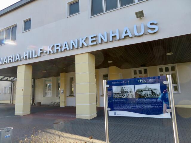 Das Krankenhaus steht noch vor seiner Gedenktafel
